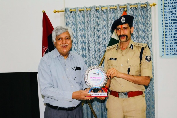 Patna SSP Manu Maharaaj praises the Paras Hospital Patna Campaign – Ambulance Drive for Traffic Police in Summers